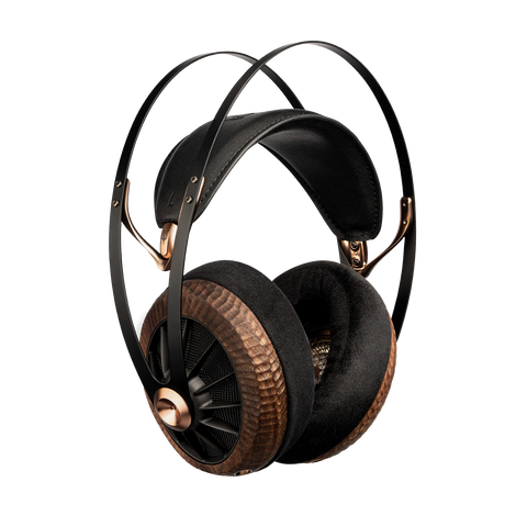 Meze Audio 109 PRO PRIMAL - casca vazuta din trei sferturi, cu cupe de nuc sculptate manual