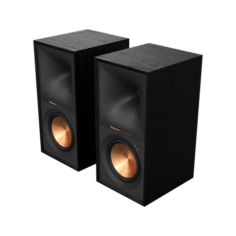Perechea Klipsch R-50PM in unghi de trei sferturi, fara grile, cu woofer-ele in nuanta de cupru in prim-plan