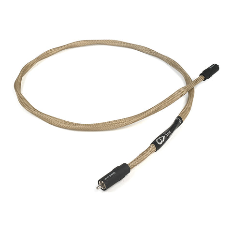 Chord Company Epic Digital 1RCA, cablu digital cu împletitură aurie și mufe RCA negre, pe fundal alb