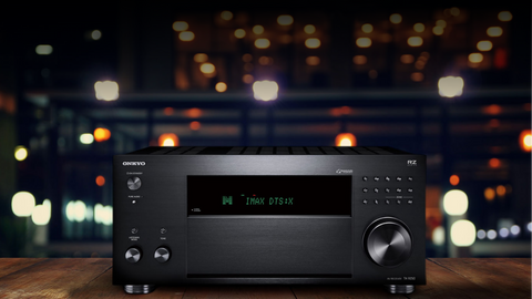 Receiver AV Onkyo TX-RZ50 negru, vedere frontala, cu afisajul aprins