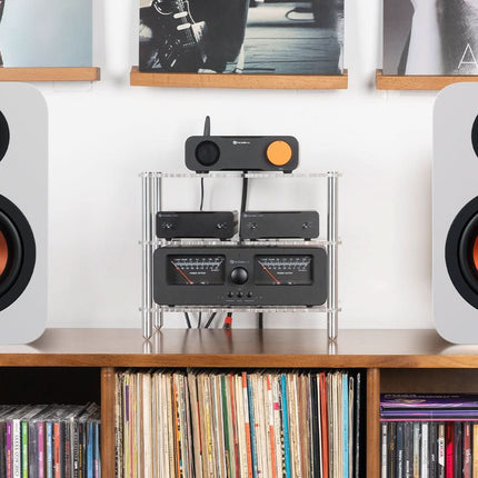 Rackul acrilic Fosi Audio cu trei niveluri într-o configurație de utilizare, cu echipamente audio conectate