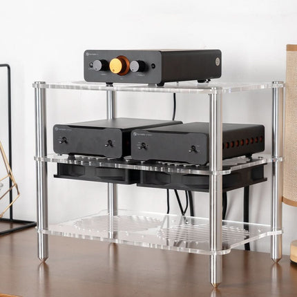 Rackul acrilic Fosi Audio cu trei niveluri prezentat într-un sistem audio complet