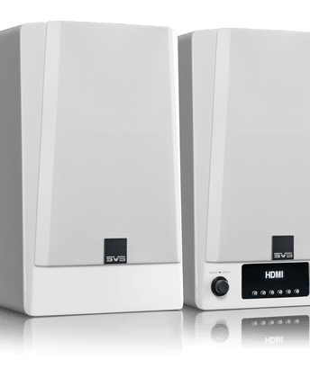 SVS Prime Wireless Pro, finisaj Piano Gloss White, perechea cu grilele montate și display-ul afișând HDMI