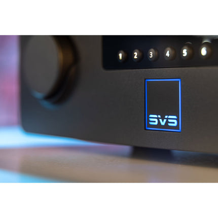 SVS Prime Wireless Pro Soundbase, prim-plan cu cele șase butoane de presetare și logo-ul SVS iluminat