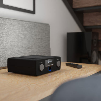 SVS Prime Wireless Pro Soundbase, aparatul pe un birou, cu display-ul afișând HDMI