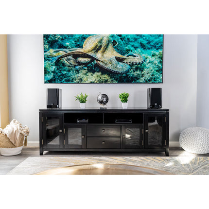 SVS Prime Wireless Pro, finisaj Piano Gloss Black, perechea pe o comodă TV sub un televizor