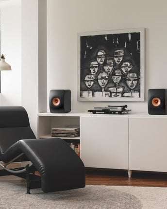 KEF LS50 Wireless II, finisaj Carbon Black, fotografie în ambient