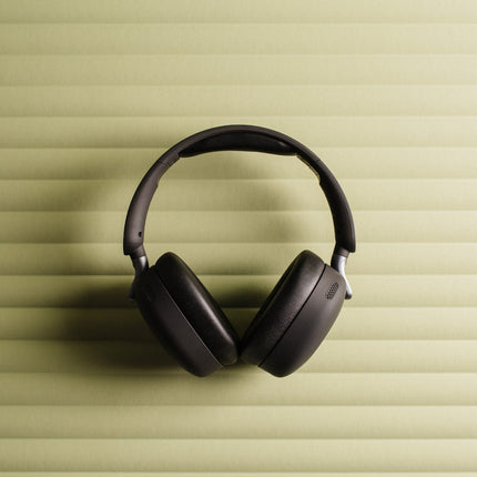 Casti Sudio K2 Pro negre pe fundal verde