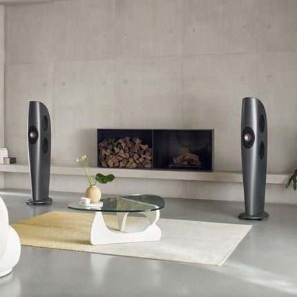 KEF Blade One Meta, finisaj Charcoal Grey / Bronze, fotografie în ambient