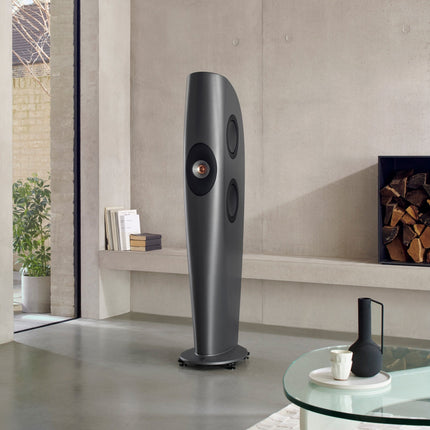 KEF Blade One Meta, finisaj Charcoal Grey / Bronze, fotografie în ambient, unghi secundar