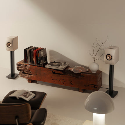 KEF LS50 Wireless II, finisaj Sand Shell, fotografie în ambient