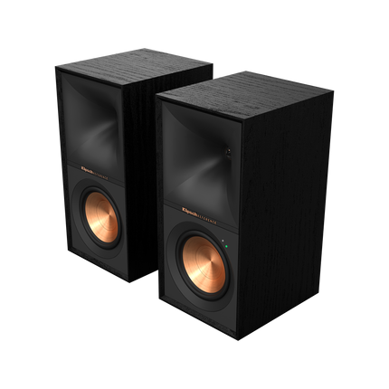 Perechea Klipsch R-50PM in unghi de trei sferturi, fara grile, cu woofer-ele in nuanta de cupru in prim-plan