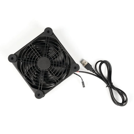 Ventilatorul USB Fosi Audio într-o configurație audio de birou, alături de echipamente compatibile