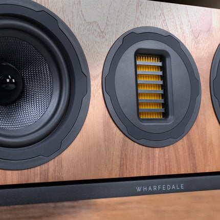 Wharfedale EVO 5.C — detaliu difuzoare și tweeter central