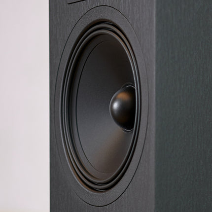 Unul dintre difuzoarele de 160 mm ale boxei Indiana Line Tesi 5, pe finisajul negru