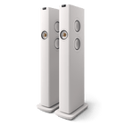 KEF LS60 Wireless, finisaj Mineral White, vedere din față și lateral