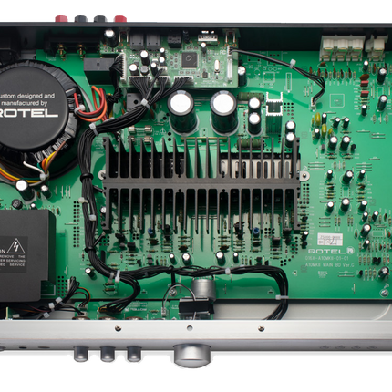Interiorul Rotel A10MKII: transformatorul toroidal Rotel, sursa de alimentare și placa amplificatorului