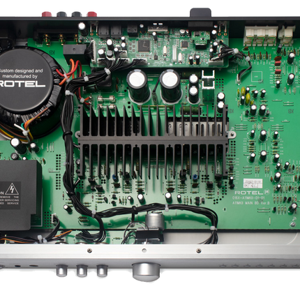 Interiorul Rotel A11MKII: transformatorul toroidal Rotel, sursa de alimentare și placa amplificatorului