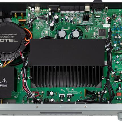 Interiorul Rotel A12MKII: transformatorul toroidal Rotel, condensatoarele de filtrare și radiatorul etajului final