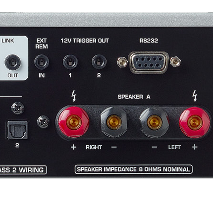 Panoul din spate al Rotel A12MKII: intrări analogice și digitale, PC-USB și bornele pentru boxe