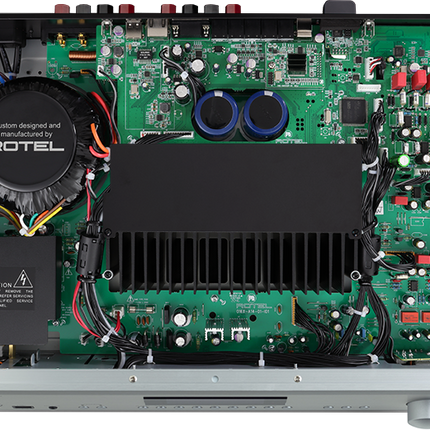 Interiorul Rotel A14MKII: transformatorul toroidal Rotel, condensatoarele de filtrare și radiatorul etajului final