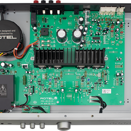 Interiorul Rotel A8: transformatorul toroidal Rotel, sursa de alimentare și placa amplificatorului