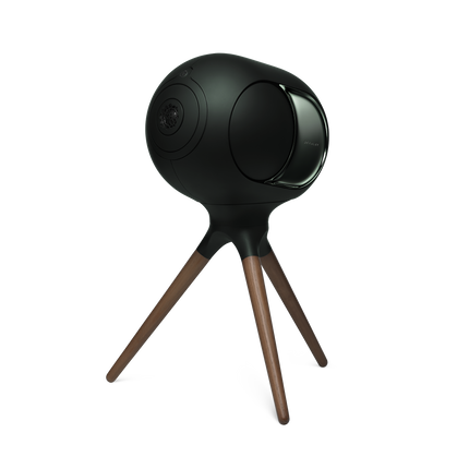 Stativ Devialet Treepod Deep Forest, cu picioare din lemn și boxă Phantom Ultimate, vedere în 3/4