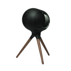 Stativ Devialet Treepod Deep Forest, cu picioare din lemn și boxă Phantom Ultimate, vedere în 3/4