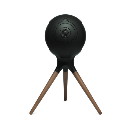 Stativ Devialet Treepod Deep Forest, cu picioare din lemn și boxă Phantom Ultimate, vedere frontală