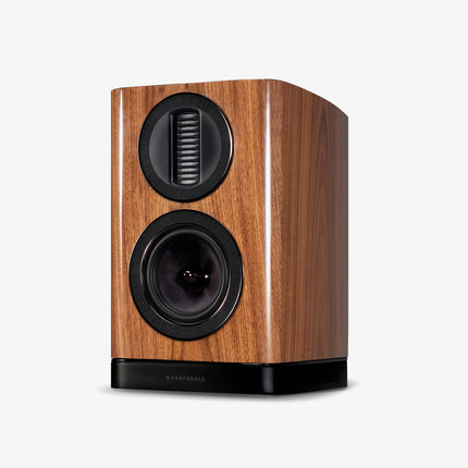 Wharfedale Aura 1 — finisaj Walnut, pe stand