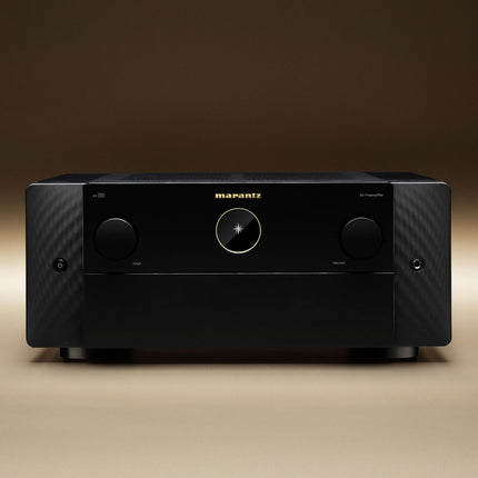 Marantz AV 10 vazut din lateral-sus, pe fundal bronz