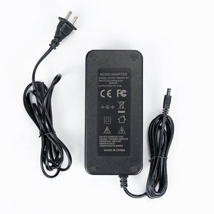 Alimentatorul Fosi Audio de 48 V văzut de sus, cu eticheta tehnică și cablurile desfășurate