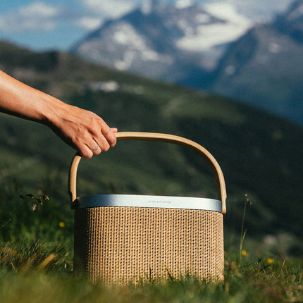 Bang & Olufsen Beosound A5 în finisajul Nordic Weave — lifestyle