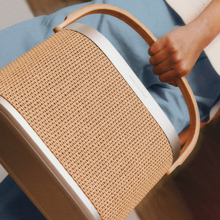 Bang & Olufsen Beosound A5 în finisajul Nordic Weave — lifestyle