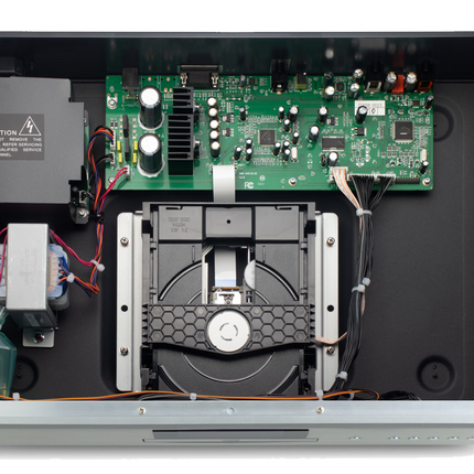 Interiorul Rotel CD11MKII: transportul de CD în centru, sursa de alimentare și placa audio