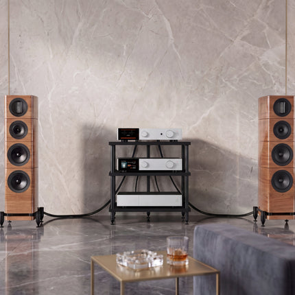 Wharfedale Elysian 3R — pereche în finisaj Walnut, într-un living elegant