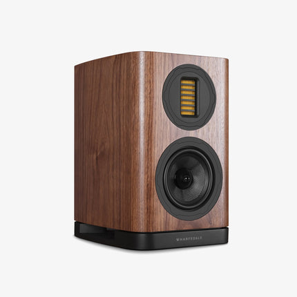 Wharfedale EVO 5.1 — finisaj Walnut, unghi 3/4