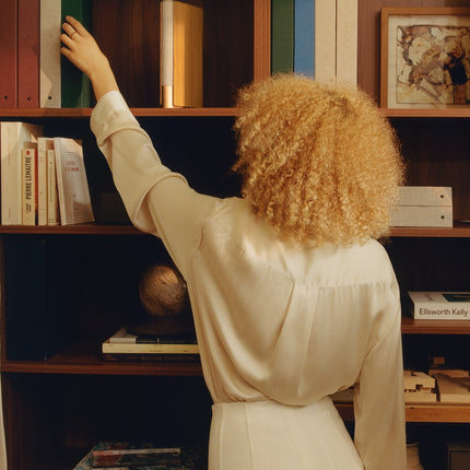Beosound Emerge pe o consolă, într-un interior luminos