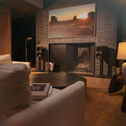 Pereche Klipsch The Nines II in finisaj Ebony, pe stative, intr-un living seara