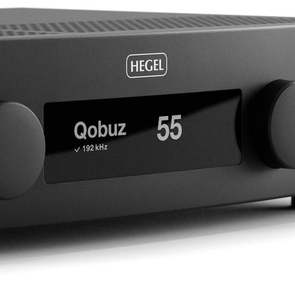 Hegel H150 negru, văzut în unghi: butoanele Source și Volume, afișajul OLED și ieșirea de căști