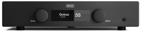 Panoul frontal al Hegel H150 negru: butonul Source, afișajul OLED, butonul Volume și ieșirea de căști