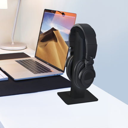 Suport Kanto Audio H2 negru, cu căști, pe un birou lângă un laptop