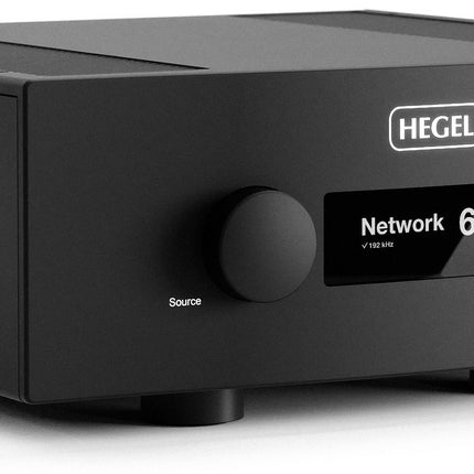 Hegel H600 negru, văzut din față și din lateral: butoanele Source și Volume, afișajul și capacul cu fante de ventilație