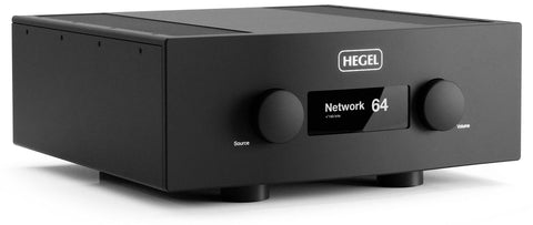 Hegel H600 negru, văzut din față și din lateral: butoanele Source și Volume, afișajul și capacul cu fante de ventilație