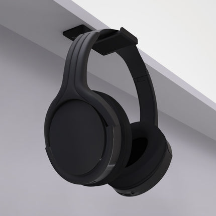 Suport Kanto Audio HH negru montat sub o tăblie albă, cu căști over-ear agățate