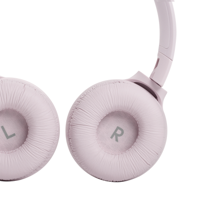 Căști JBL Tune 510BT roz, detaliu cu cupa și banda de cap