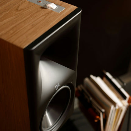 Detaliu cu placa de comenzi de pe capacul unei incinte Klipsch The Nines II in finisaj Walnut si cu cornul Tractrix