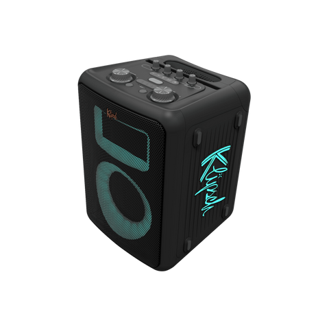 Boxa activă Klipsch Vegas văzută din trei sferturi, cu iluminarea RGB aprinsă în jurul pâlniei și al wooferului