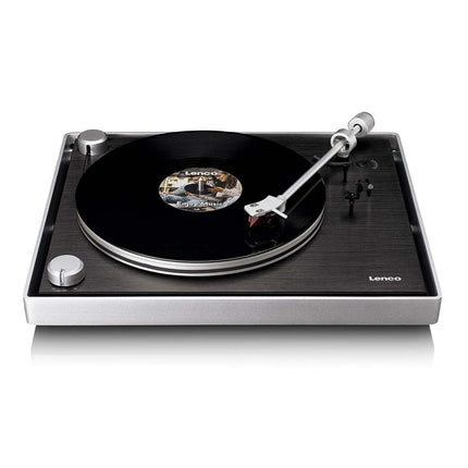 Lenco L-455 negru, cu un disc pe platan, văzut din unghi
