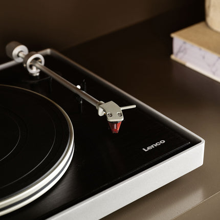 Brațul Lenco L-455 cu doza Ortofon 2M Red, deasupra unui disc de vinil